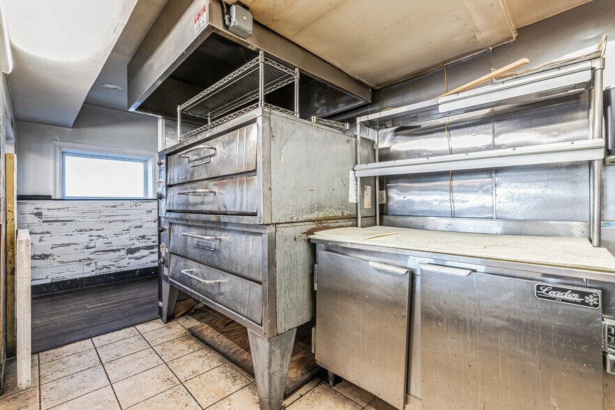 More Photos Of 20 County Road 39, Southampton Restaurant For Lease