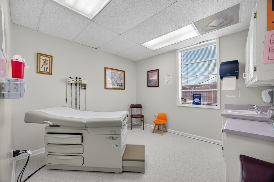 More Photos Of 207 Elk Ave S, Fayetteville Office For Sale