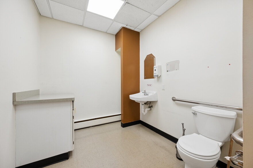 More Photos Of 34 E Somerset St, Raritan Bank For Lease