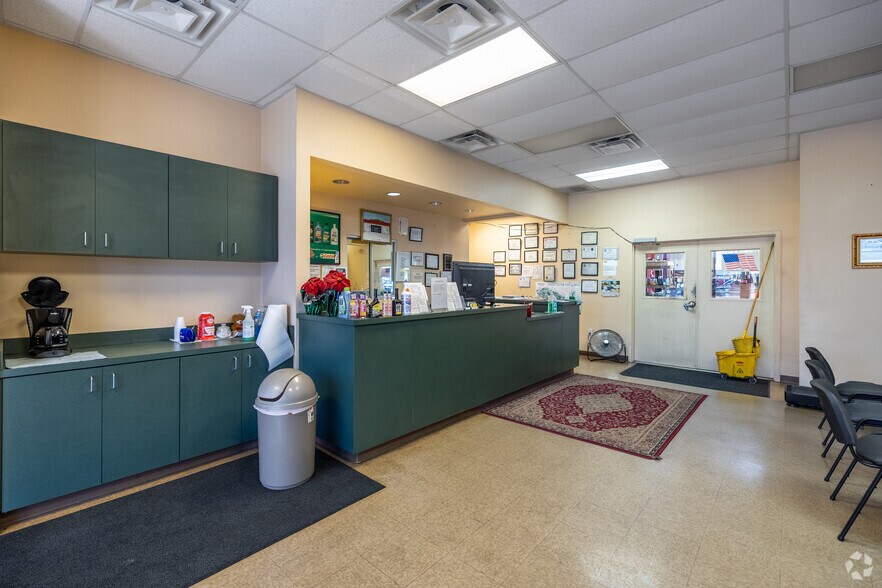 More Photos Of 2321 W Pioneer Pky, Pantego Industrial For Sale