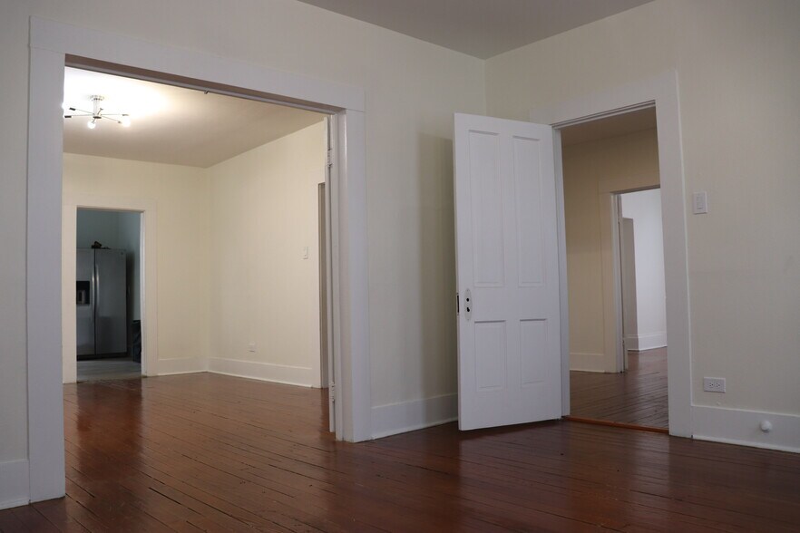 More Photos Of 2008 Crockett St, Houston Storefront Retail Office For Lease