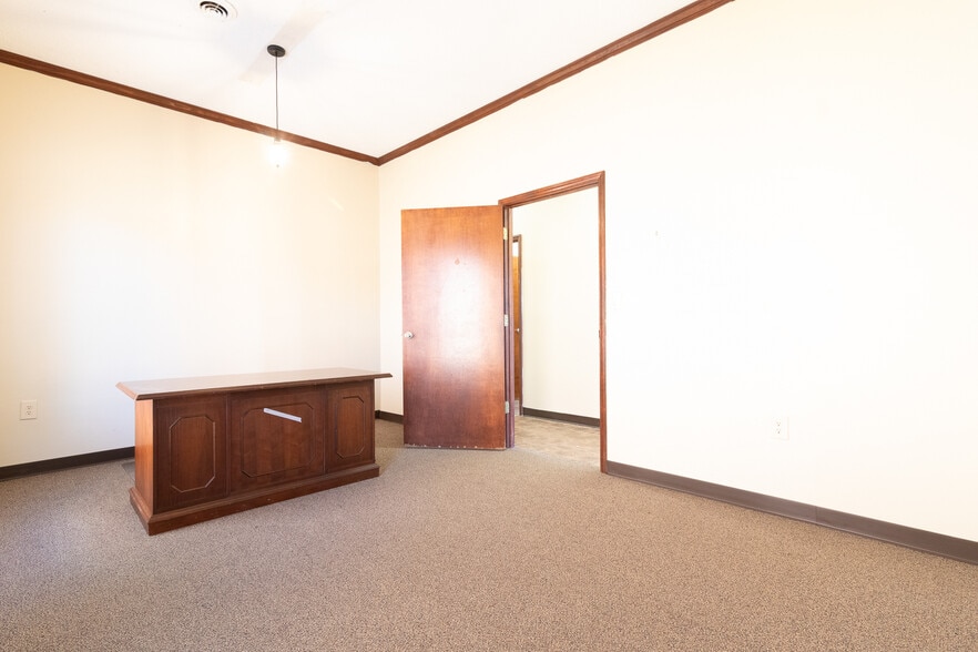 More Photos Of 2006 Maple Ave, Burlington Flex For Sale