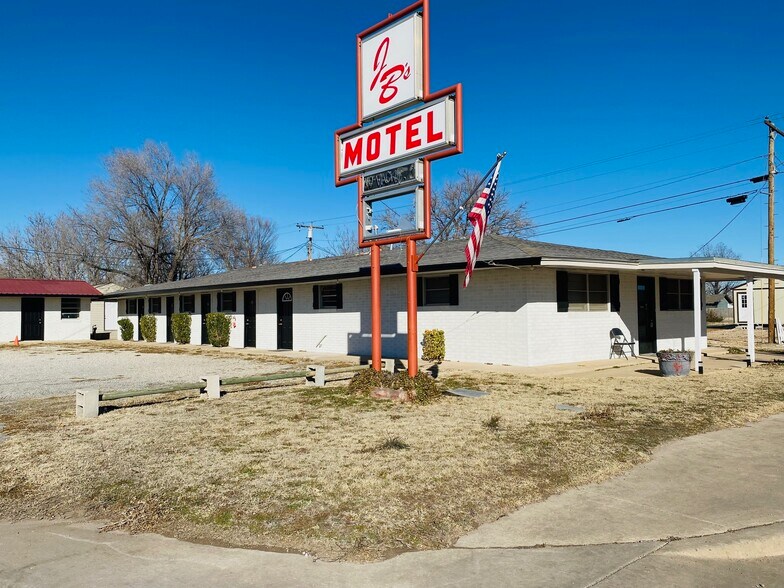 Primary Photo Of 215 SW 6th St, Mooreland Hotel For Sale