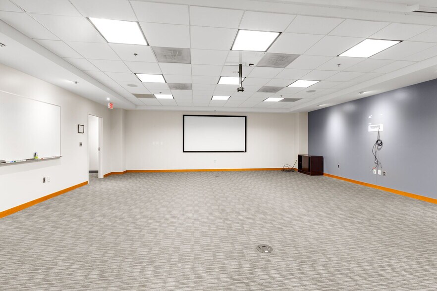 More Photos Of 10 Center St, Stafford Office For Lease