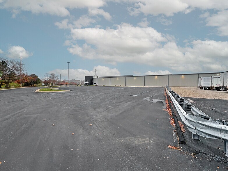 More Photos Of 1420 Discovery Pky, Alton Warehouse For Lease