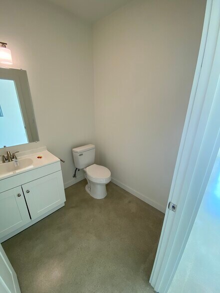 More Photos Of 2638 Business Loop 181 N, Floresville Flex For Lease