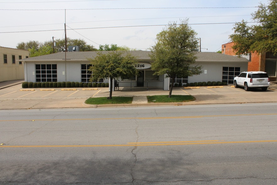 Primary Photo Of 2216 Forest Park Blvd, Fort Worth General Retail For Lease