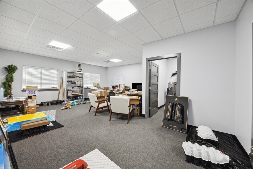 More Photos Of 16610 Sea Lark Rd, Houston Office For Lease