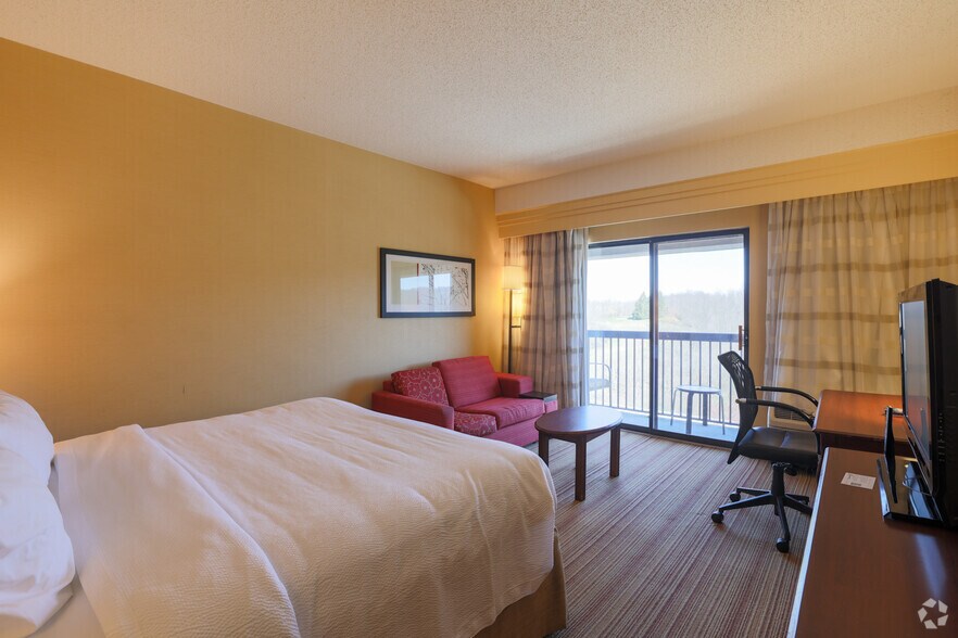 More Photos Of 2 Convention Center Dr, Altoona Hotel For Sale