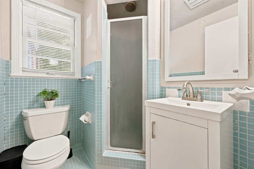 More Photos Of 949 SW 13th St, Gainesville Specialty For Sale