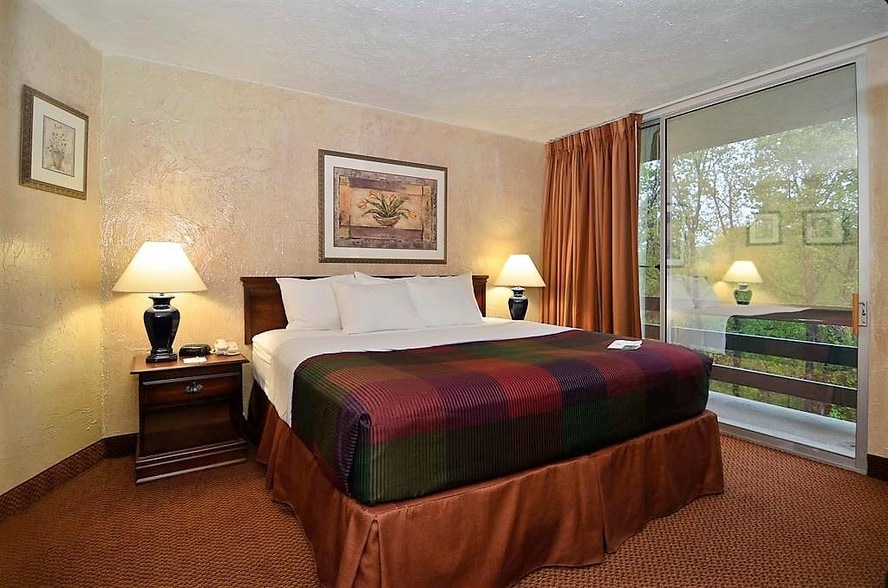 More Photos Of 8514 State Highway 76, Branson West Hotel For Sale