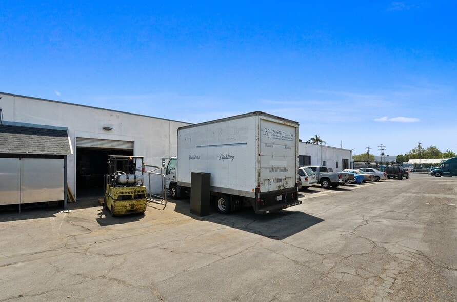 More Photos Of 623 Young St, Santa Ana Manufacturing For Sale