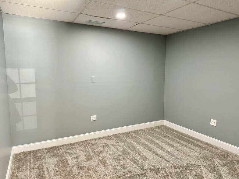 More Photos Of 80 Beauchamp Dr, Elkton Flex For Lease