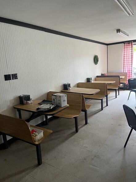 More Photos Of 302 W Broad St, Iva Restaurant For Lease