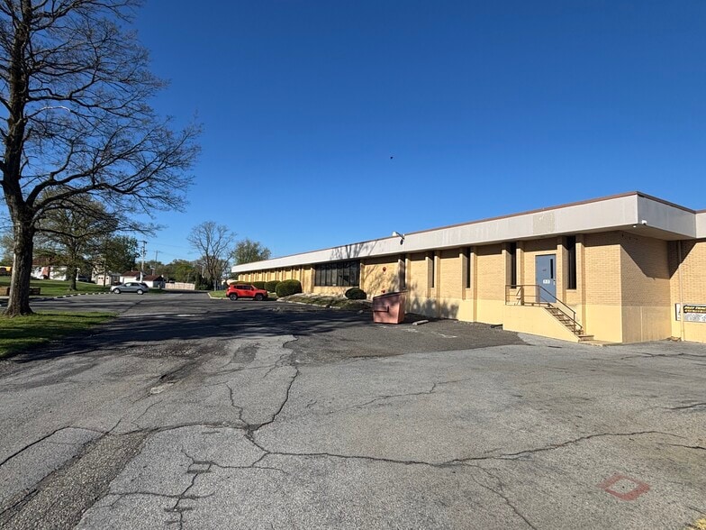 More Photos Of 20 N Front St, Bally Distribution For Sale