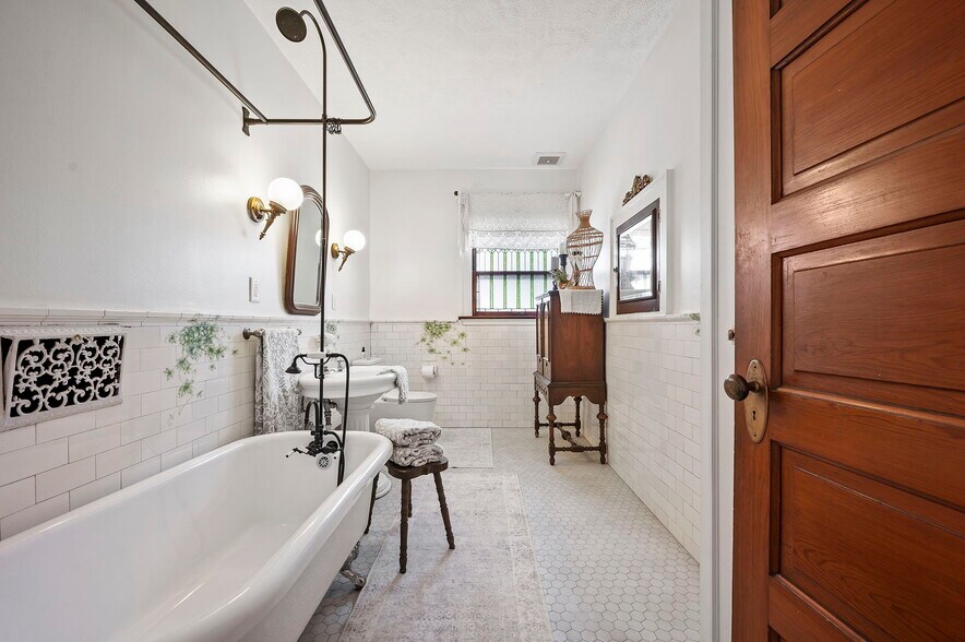 More Photos Of 610 W Washington St, Sandusky Specialty For Sale