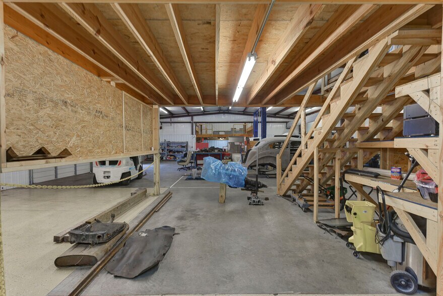 More Photos Of 108 Prides Way, Lexington Light Distribution For Sale