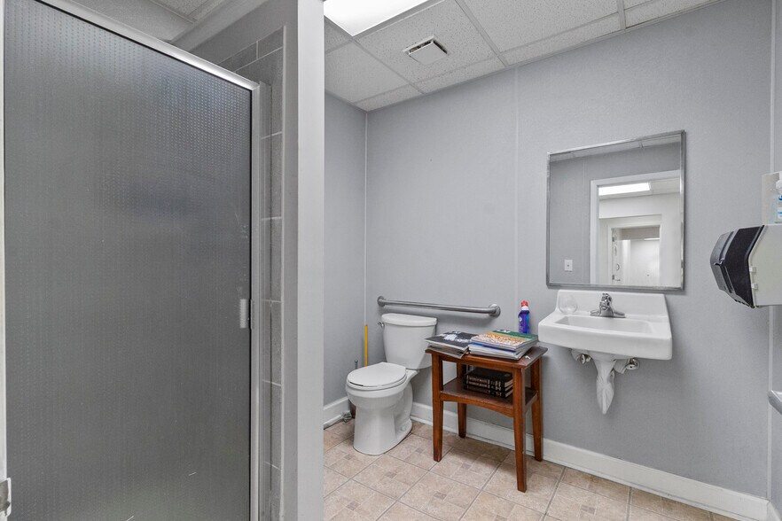 More Photos Of 1119-1123 Merriam Ln, Kansas City Office For Sale