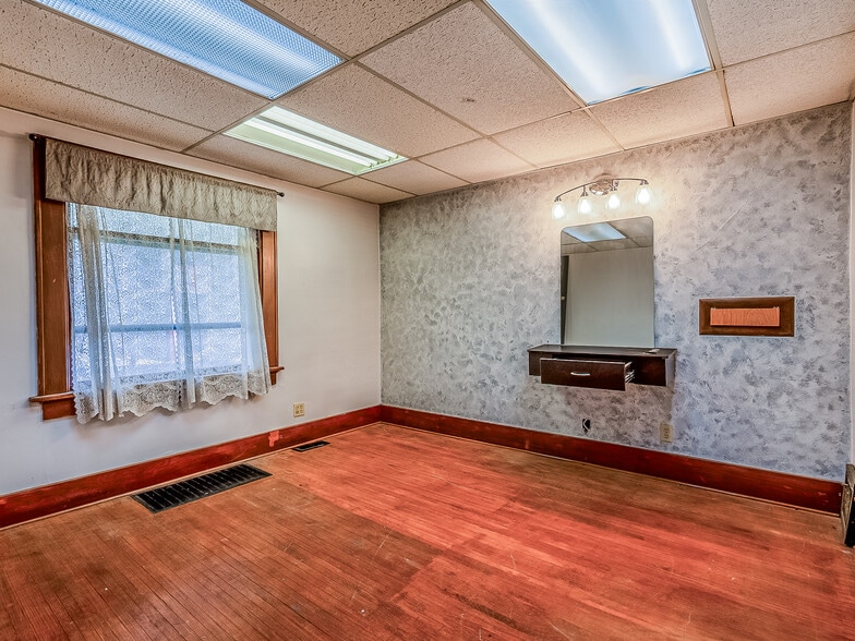 More Photos Of 1121 E State Blvd, Fort Wayne Freestanding For Sale