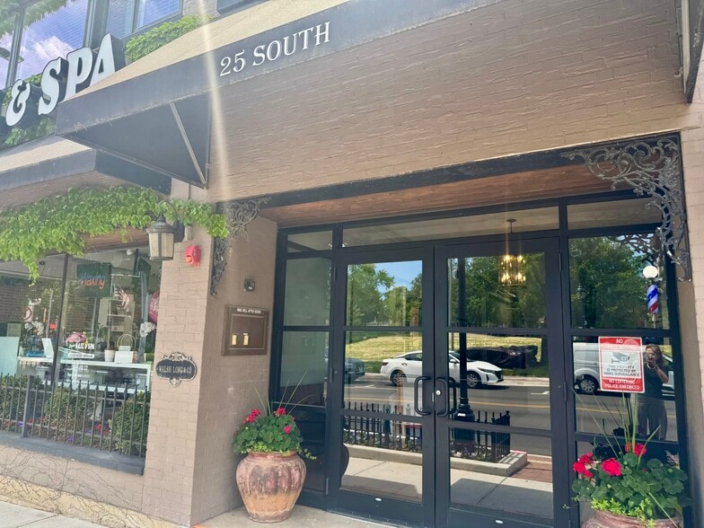 More Photos Of 25 S Washington St, Naperville Storefront For Lease