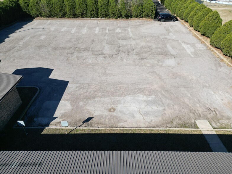 More Photos Of 829 Elks Blvd, Ardmore Office For Sale