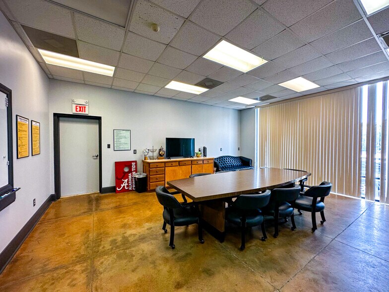 More Photos Of 2317 Meridian St, Huntsville Light Distribution For Lease