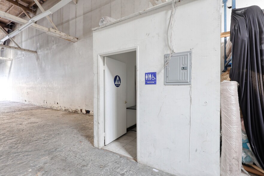 More Photos Of 784 Crocker St, Los Angeles Warehouse For Sale