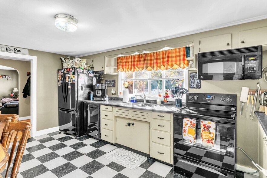 More Photos Of 371 Boston West Rt, Monson Specialty For Sale