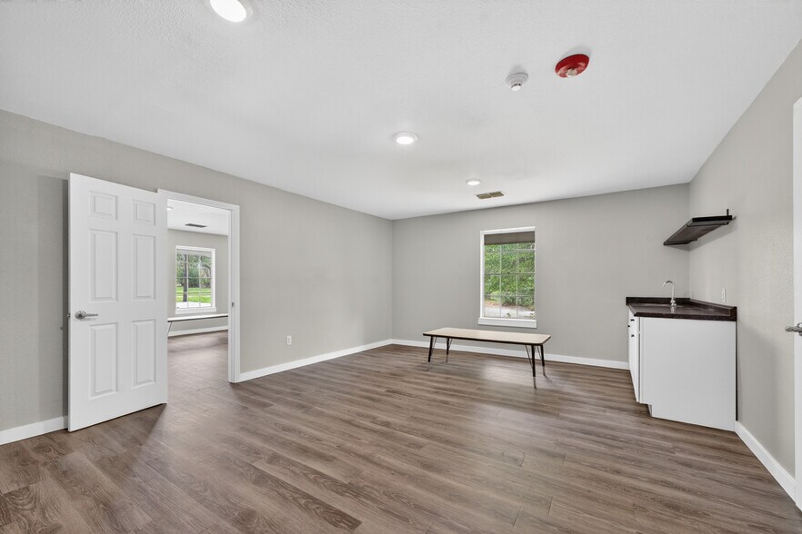 More Photos Of 109 Jasper Dr, Marshall Office For Sale