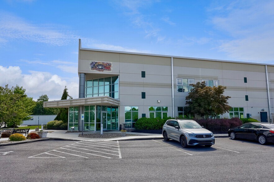 More Photos Of 22 Blackhawk Ln, Elizabethtown Distribution For Sale