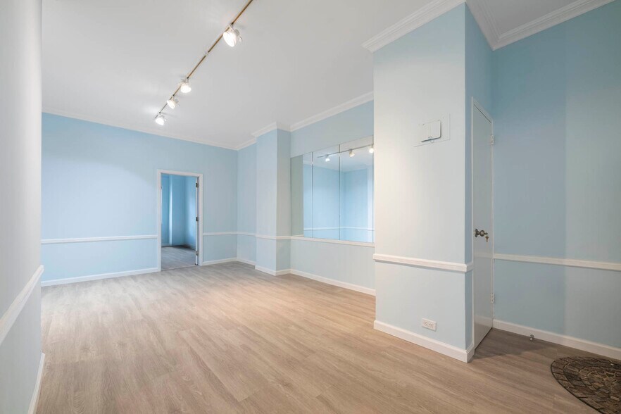 More Photos Of 30 W 60th St, New York Apartments For Sale