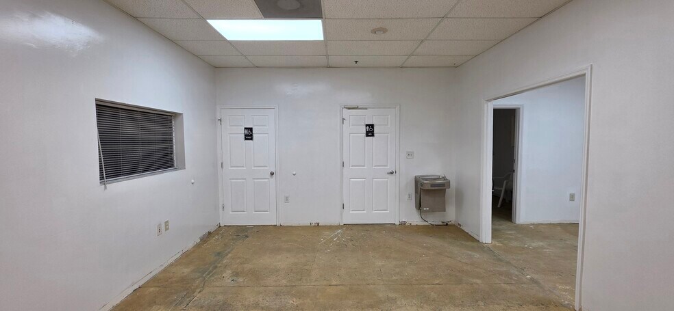 More Photos Of 7810 Kingspointe Pky, Orlando Warehouse For Lease