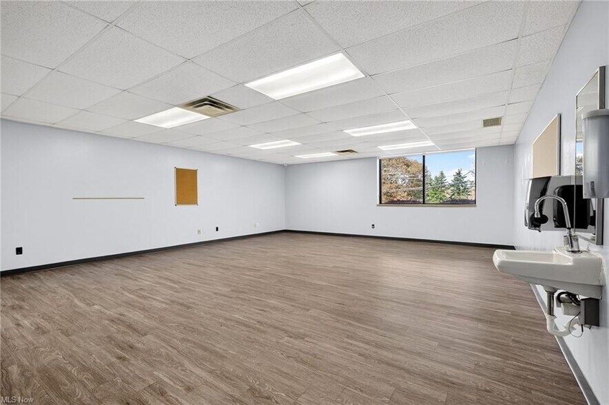 More Photos Of 852 E Highland Rd, Macedonia Flex For Lease