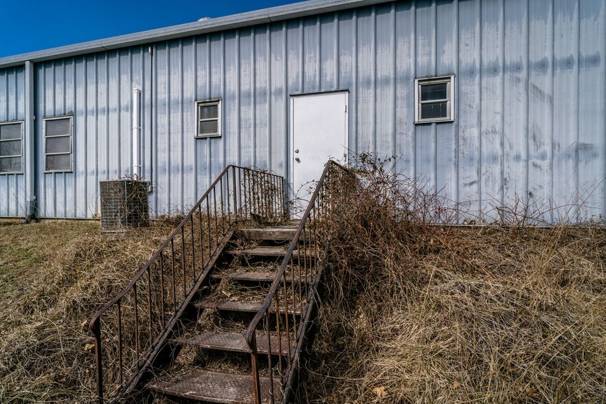 More Photos Of 52 Mid Valley, Verona Light Manufacturing For Sale