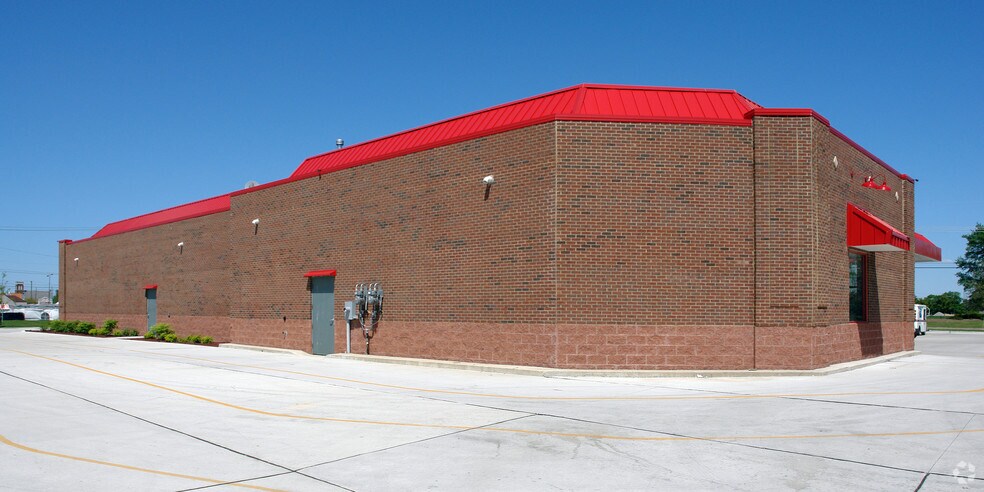 More Photos Of 30905-30953 Mound Rd, Warren Service Station For Lease