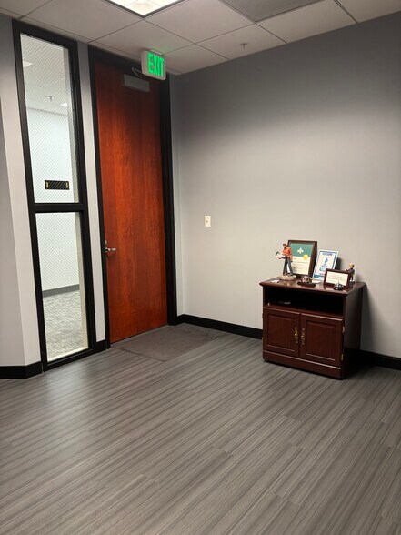 More Photos Of 8310 S Valley Hwy, Englewood Office For Lease