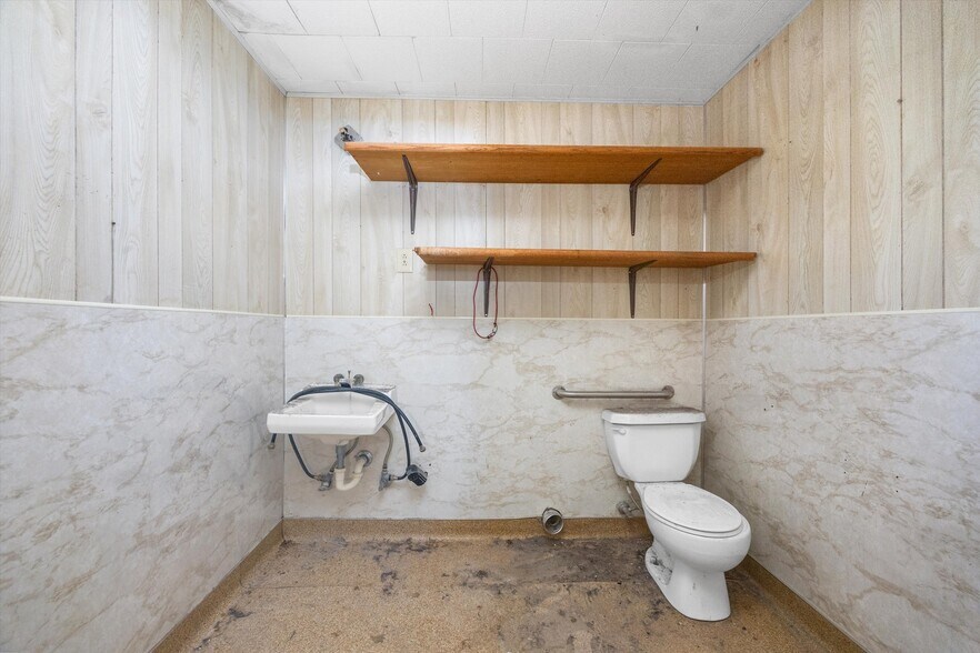 More Photos Of 523-529 Kristin st, Taft Flex For Sale