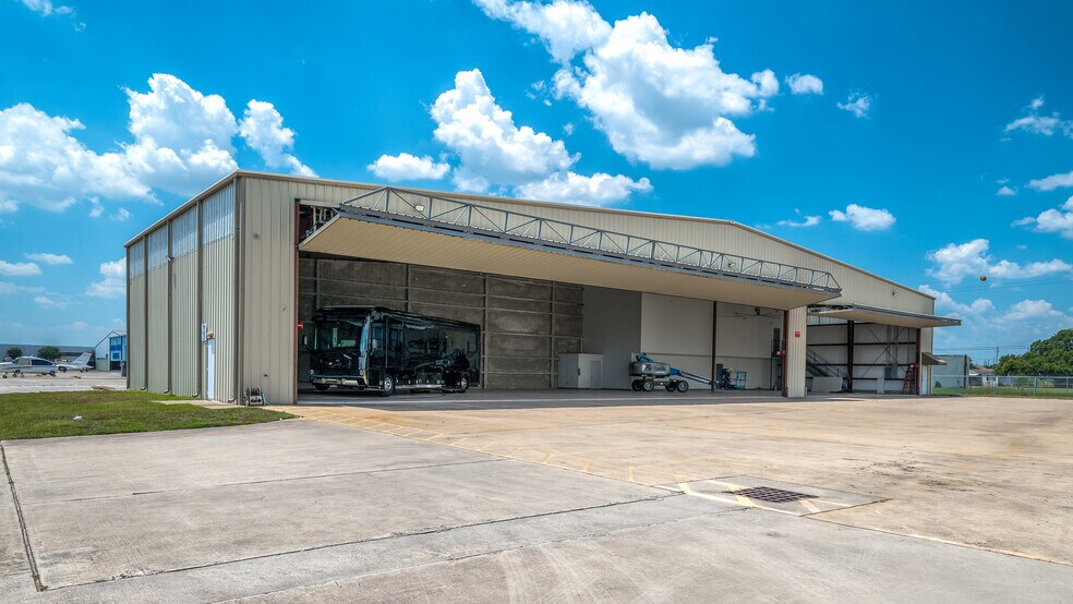More Photos Of 20115 Stuebner Airline Rd, Spring Airplane Hangar For Lease