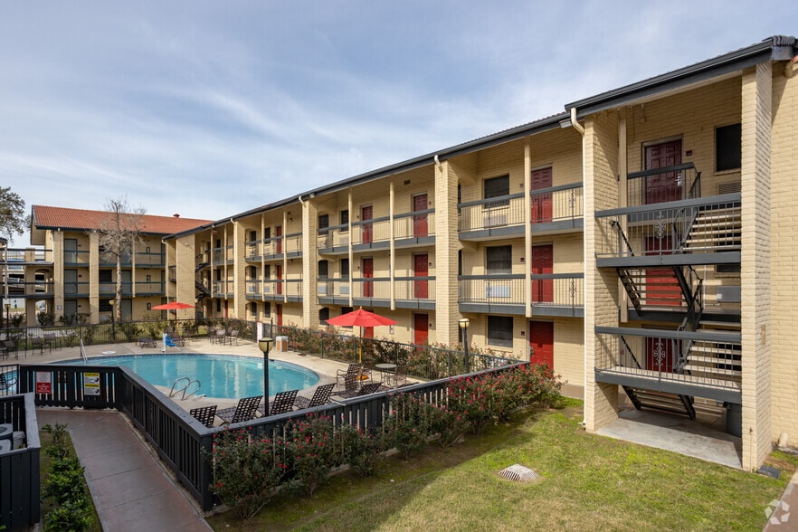 More Photos Of 9902 Gulf Freeway, Houston Hotel For Sale