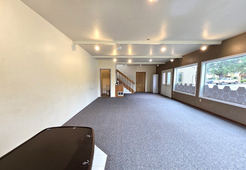 More Photos Of 633 E Pioneer Ave, Montesano Office For Lease