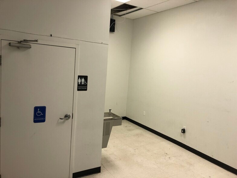 More Photos Of 5201 W 34th St, Houston Freestanding For Lease