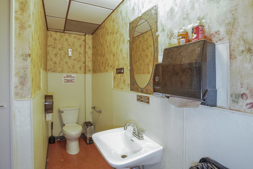 More Photos Of 463 Maplewood Ave, Ambridge Restaurant For Sale