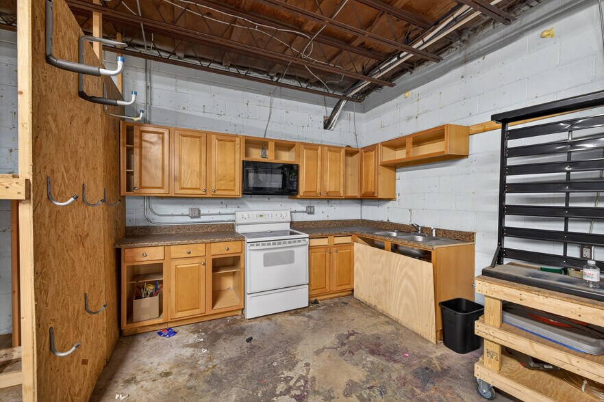 More Photos Of 4109 Robinson St, Covington Freestanding For Sale