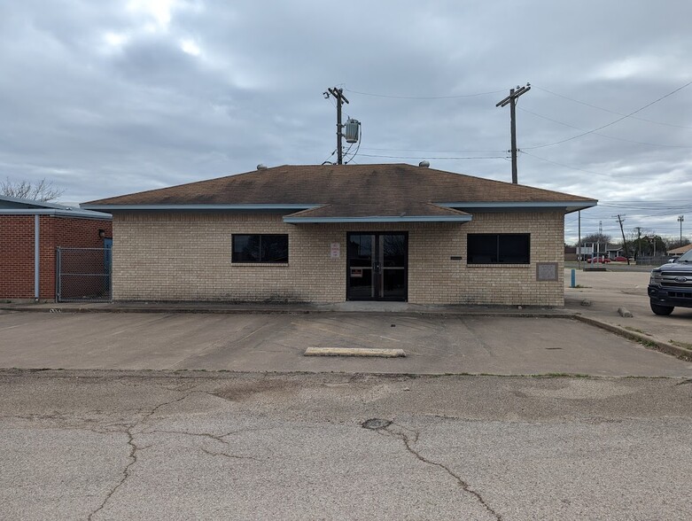 Primary Photo Of 101 Mesquite, Elm Mott Storefront For Lease