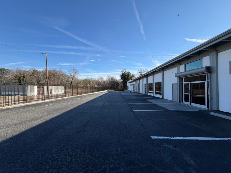 More Photos Of 4827 Gate City Blvd, Greensboro Showroom For Lease