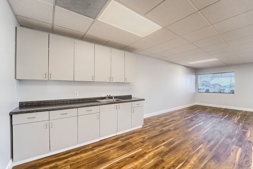 More Photos Of 5472 Arapahoe Ave, Boulder Auto Repair For Lease
