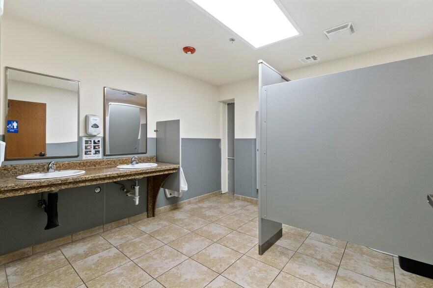 More Photos Of 26243 State Highway 51, Wagoner Medical For Sale