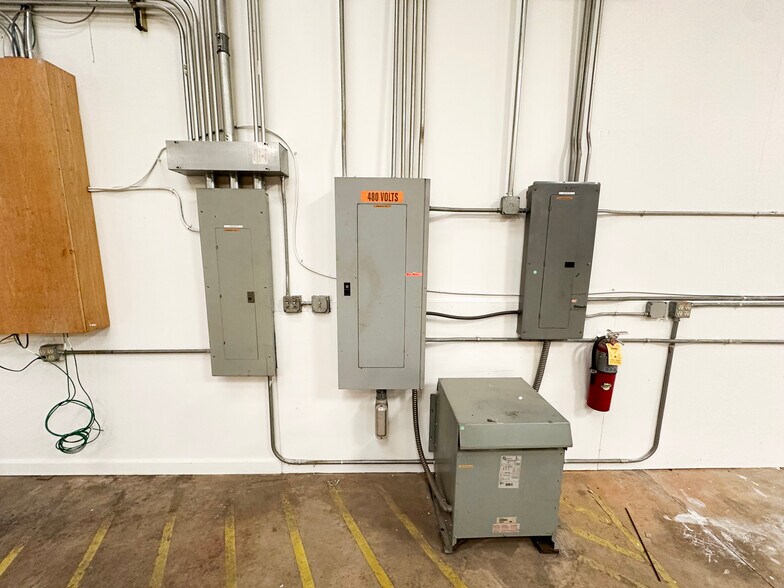 More Photos Of 209 Industrial Park Dr, Cumming Warehouse For Lease