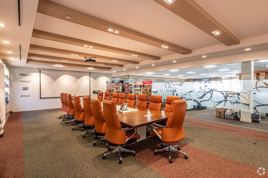 More Photos Of 19 Harbor Park Dr, Port Washington Warehouse For Lease