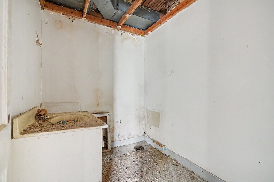 More Photos Of 831 Highway Ave, Covington Office For Sale